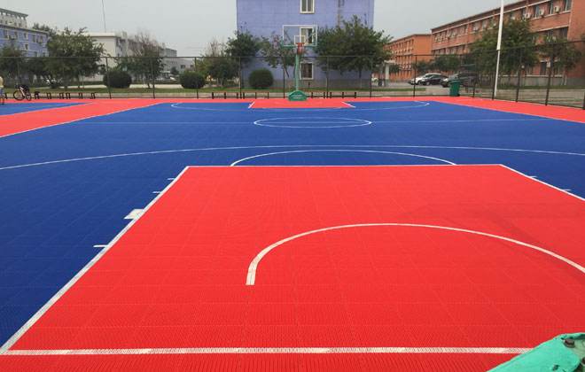篮球场地板使用悬浮地板铺装和维护更方便容易